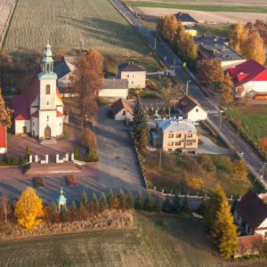 Zarzecze, panorama wsi. EU, Pl, Malopolska. Lotnicze.